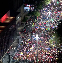 Milhares saem à rua em São Paulo para celebrar vitória de Lula nas presidenciais brasileiras 