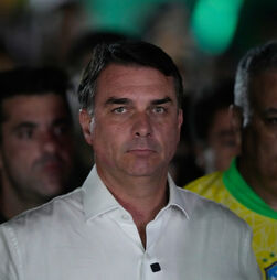 Flávio Bolsonaro fugiu do Brasil e vai receber visto para viver nos Estados Unidos