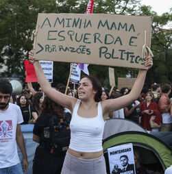Humor e desespero. Os melhores cartazes das manifestações pela habitação