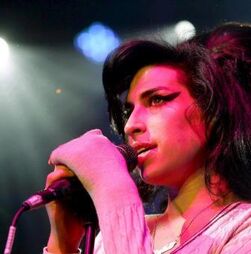 Um murro no estômago em 11 canções: há 20 anos, Amy Winehouse deu-nos 'Back to Black', um disco avassalador