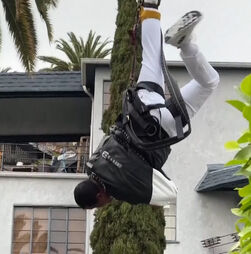 Mágico recria fuga de Harry Houdini de camisa de forças suspenso de cabeça para baixo em Los Angeles 
