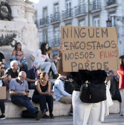 Protesto pela habitação leva milhares ao Rossio com acampada e palavras de ordem contra Montenegro