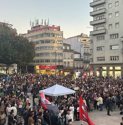 Porto ainda sem tendas. Milhares estão concentrados na Praça D. João I no Porto 