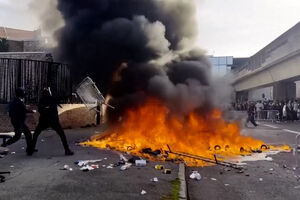 Escolas bloqueadas e incêndios: alunos do secundário protestam por mais recursos em França 