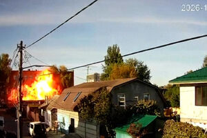 Imagens de videovigilância captam momento em que drone russo atinge escola em Kiev 
