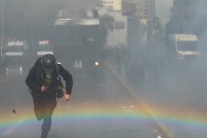 Protestos contra cortes na educação terminam em confrontos no Chile