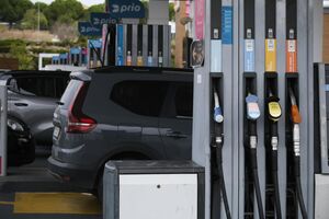 Pessoas a abastecer numa bomba