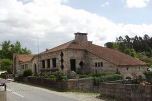 Fachada da escola cantina, mandada construir por António de Oliveira