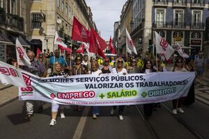 Manifestantes exigem melhores serviços públicos, emprego, salário e direitos