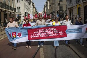 Trabalhadores falam palavras de ordem durante uma manifestação de trabalhadores