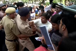 Polícia retira à força manifestantes do grupo 'Cockroach Janta Party' em Nova Deli  