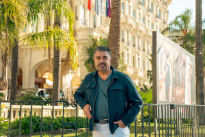 Billy Nash em frente ao Hotel Carlton, em Cannes. Depois da tour de imprensa por Lisboa, de 5 a 11 de outubro, volta à cidade francesa para o festival MIPCOM