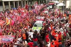 Lula da Silva reúne milhares de apoiantes no Rio de Janeiro dois dias antes das eleições presidenciais no Brasil 