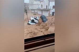 Imagens mostram ruas inundadas e veículos arrastados pelas fortes chuvas em Espanha 