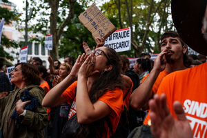Milhares de manifestantes protestam nas ruas de Madrid pelo direito à habitação