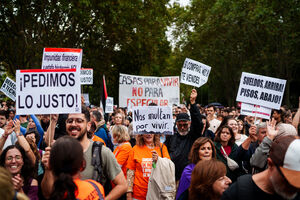 Milhares de manifestantes protestam nas ruas de Madrid pelo direito à habitação