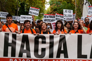 Milhares de manifestantes protestam nas ruas de Madrid pelo direito à habitação