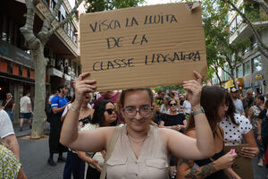 Milhares de manifestantes protestam nas ruas de Madrid pelo direito à habitação