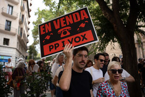 Milhares de manifestantes protestam nas ruas de Madrid pelo direito à habitação