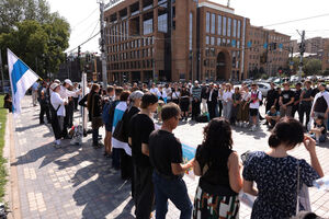 Uma centena de manifestantes pede recontagem de votos das legislativas russas