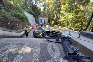 Jaguar despista-se e 'voa' 10 metros para escadas do Santuário do Bom Jesus de Braga