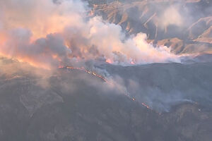 Imagens de drone mostram incêndio de grandes dimensões a alastrar na Califórnia 