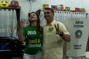 Flávio Bolsonaro já votou no Rio de Janeiro nas eleições presidenciais do Brasil 