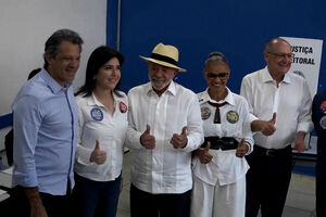 Lula vota em São Paulo e procura conquistar quarto mandato como presidente do Brasil 
