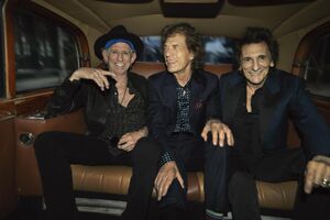 Mick Jagger, Keith Richards e Ronnie Wood dos Rolling Stones num carro