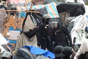 Autoridades desmantelam acampamento na praia com milhares de migrantes em Ceuta 