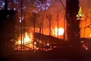 Incêndio deflagra em parque de campismo junto ao Lago de Garda, em Itália 