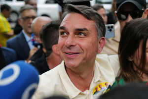 Flávio Bolsonaro vence a primeira volta