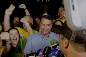 “O Brasil quer mudança”: Flávio Bolsonaro reage ao resultado positivo da primeira volta das eleições presidenciais 