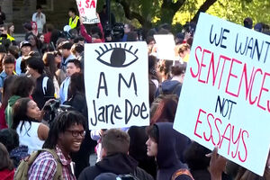 Estudantes protestam contra resposta da Universidade de Cornell à denúncia de violação coletiva 