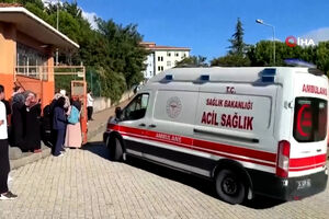 Vídeo mostra meios de socorro à porta de escola onde adolescente esfaqueou alunos em Istambul