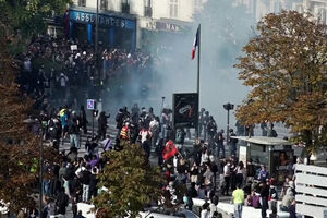 Confrontos entre polícia e manifestantes durante protesto dos estudantes em Paris