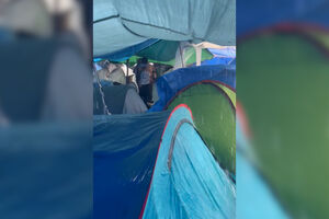 Fortes chuvas inundam acampamento pelo direito à habitação na Puerta del Sol em Madrid 