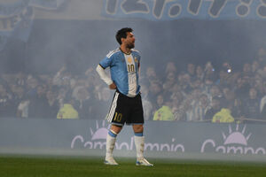 Messi joga pela Argentina num campo com fumo