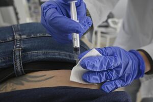 Administração de injeção a um paciente