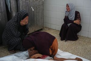 Mulheres em Gaza choram um ente querido após anos de genocídio