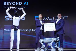 Robô humanoide com o presidente para a Europa da AGIBOT, William Shi, e o administrador executivo da SDATA AI, Paulo Silva, na apresentação da parceria.
