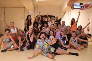 Justin Neto com a turma que dançou coreografias dos anos 80 em Lisboa 