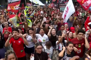"Estamos aqui para defender a educação e a democracia": estudantes protestam contra uma nova presidência Bolsonaro 