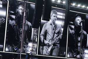 Os ecrãs do Rogers Stadium, em Toronto, durante um concerto dos Oasis, a 24 de agosto de 2025