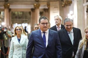 Ministro das Finanças, Joaquim Miranda Sarmento, entrega o Orçamento do Estado para 2027
