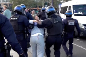 Polícia detém manifestantes em Paris durante protestos estudantis