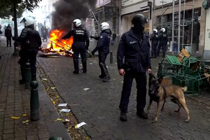 Incêndios e pedras arremessadas contra a polícia: violência marca protestos na Bélgica 