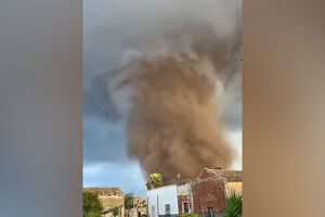 Imagens mostram dois tornados que atravessaram cidade na Sicília deixando rasto de destruição 