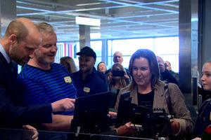 William e Kate 'põem mãos à obra' atrás de caixa registadora do IKEA durante visita à loja em Belfast 