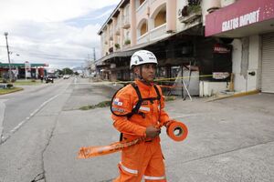 Resgate no Panamá após sismo de 6.6. Um anterior sismo de 7.7 foi registado